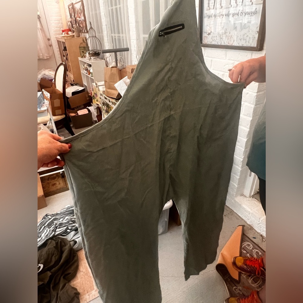 25% off listed price. Plus size green baggy overalls. No zippers or buttons.